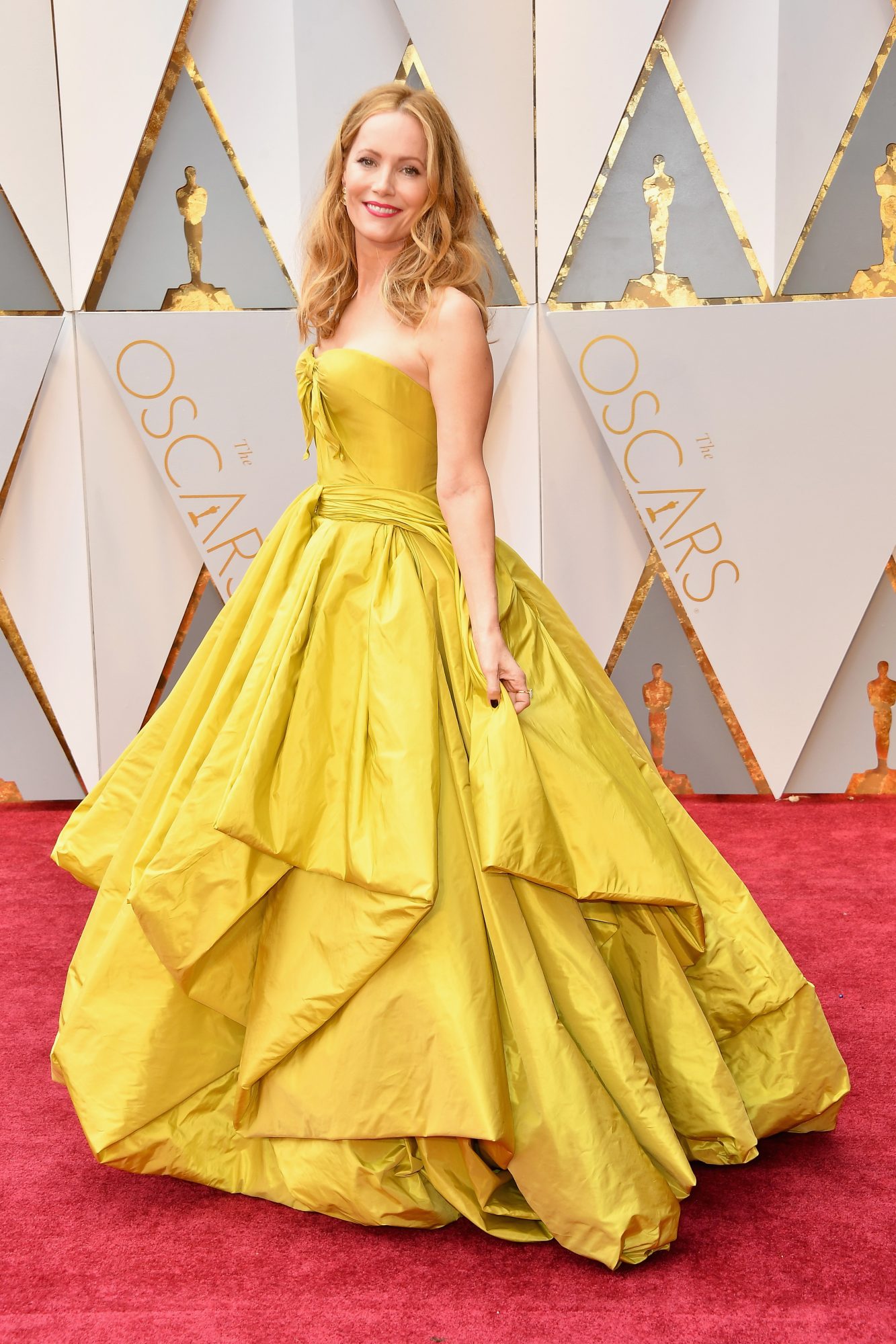 If you ever wondered what *BLONDE* Belle from Beauty and the Beast would  look like, Leslie Mann at the Oscars just answered you -  HelloGigglesHelloGiggles