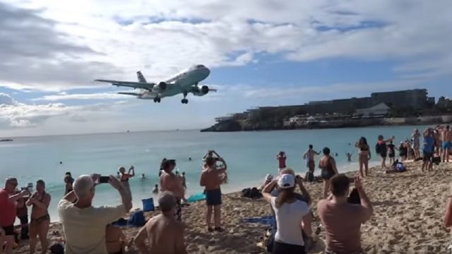 plane makes low landing in st maarten