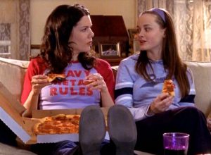 Gilmore Girls' Lorelai and Rory eating pizza