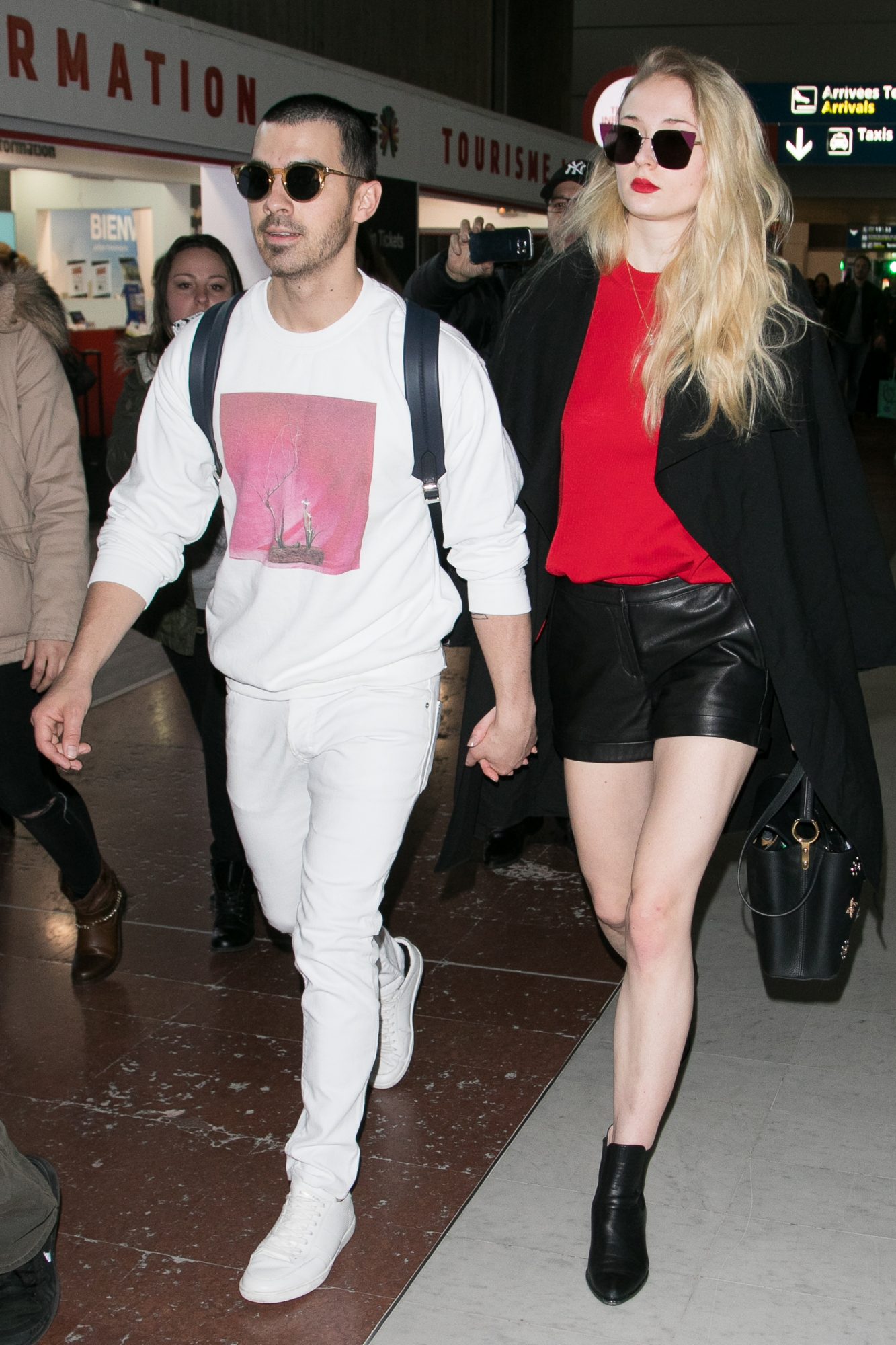 Joe Jonas & Sophie Turner Couple Up for Afternoon Walk in Beverly Hills:  Photo 4733679, Joe Jonas, Sophie Turner Photos