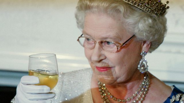 Queen Elizabeth II toasts US President George W Bush