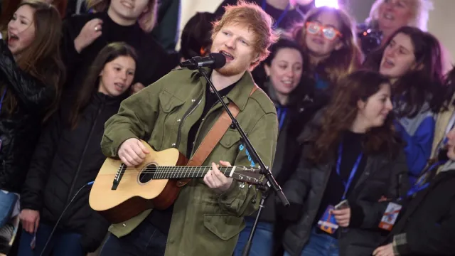 ed-sheeran-performing