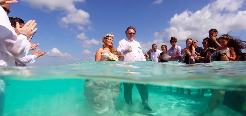 BEAUTIFUL MERMAID SWIMMING IN CRYSTAL CLEAR WATER 