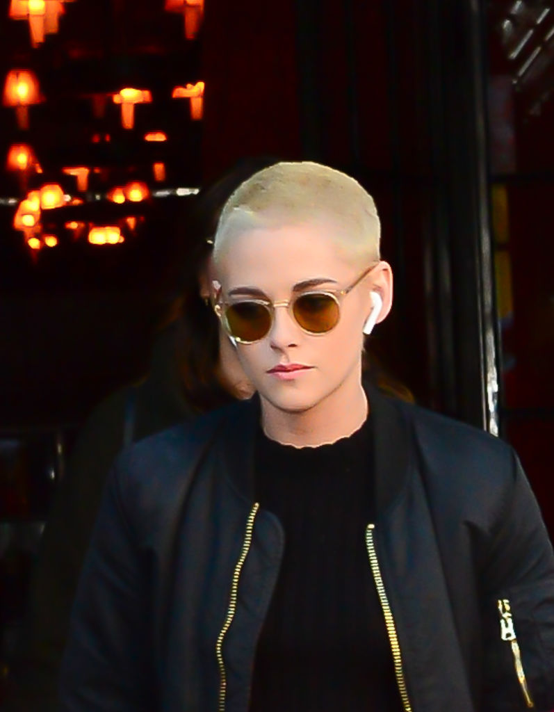 Kristen Stewart just made AirPods the coolest accessory of 2017 -  HelloGigglesHelloGiggles