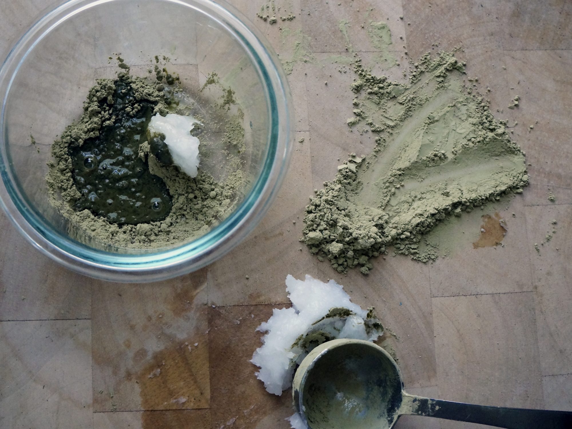 This simple DIY matcha-infused face mask will soothe dry, irritated skin during this transitional season pic image