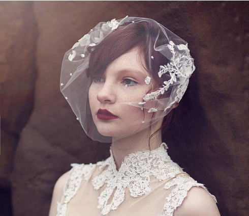 Elegant short bride veil with small flowers-White – CiCi'De Bridal Amsterdam