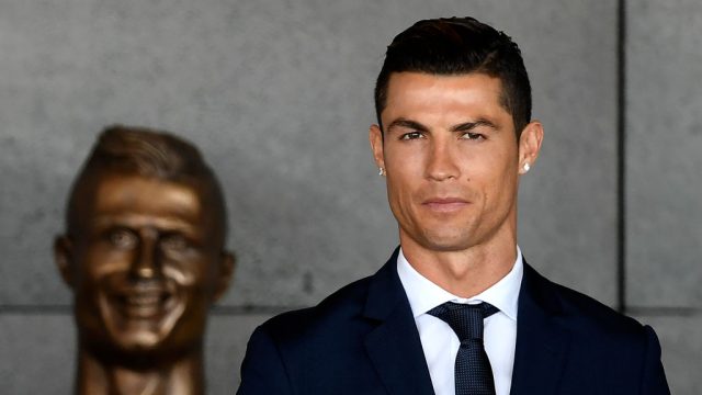 TOPSHOT-FBL-POR-AIRPORT-RONALDO