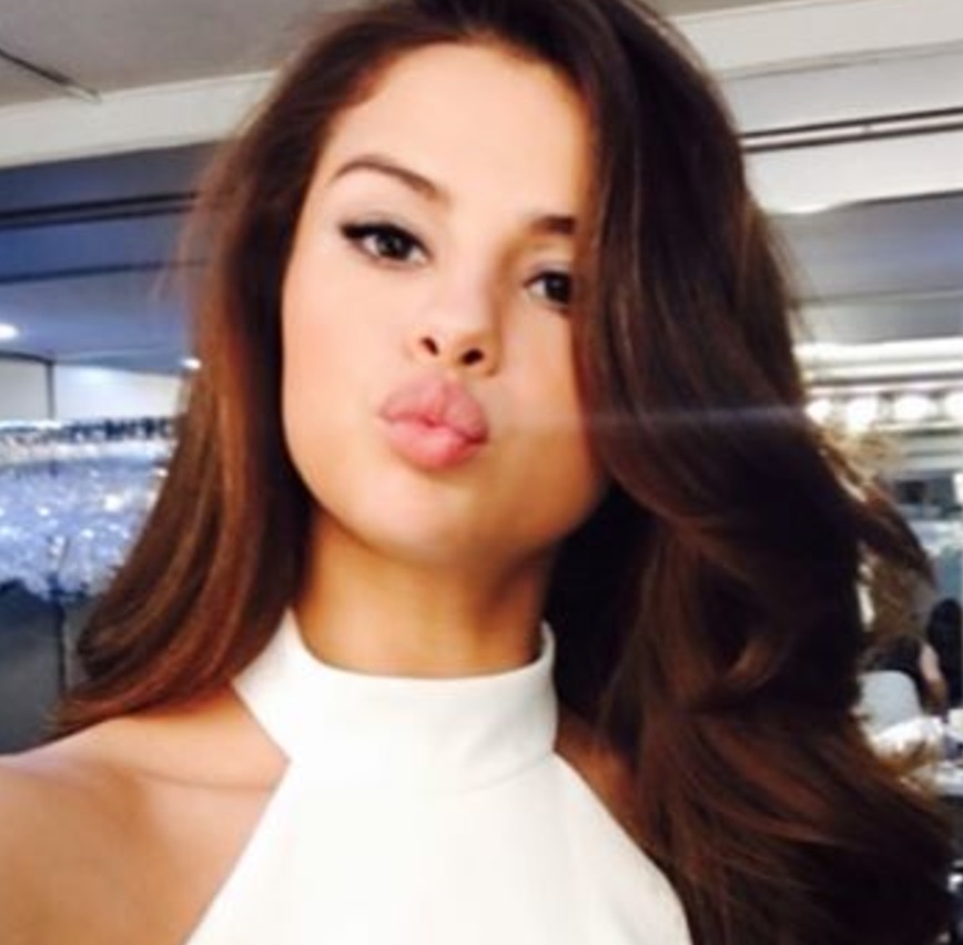 We're swooning over Selena Gomez's flowery Coachella lookHelloGiggles