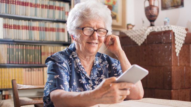 senior woman smartphone