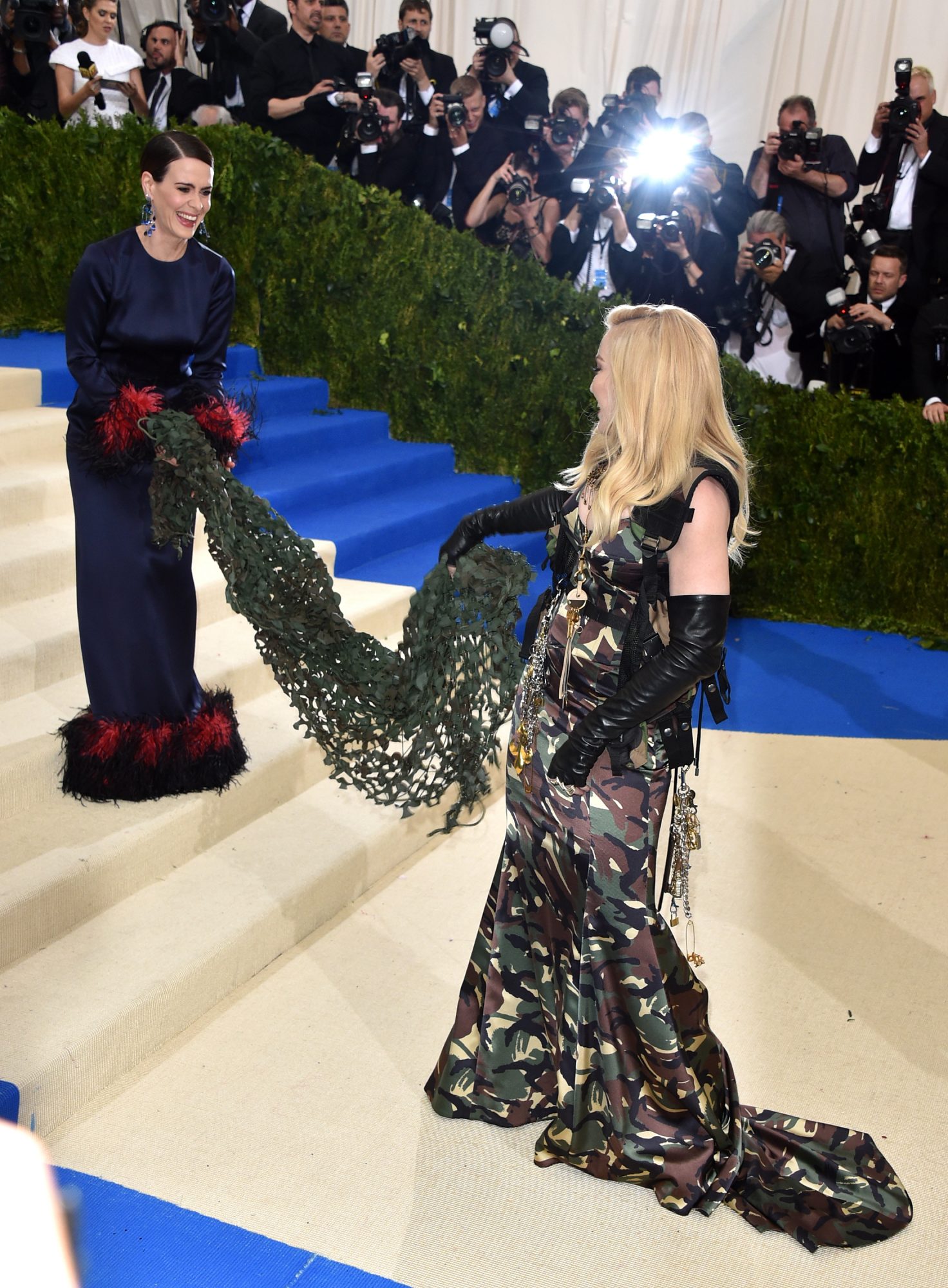 Sarah Paulson's Dress At Met Gala 2019 – Photos Of Her Bow Tie