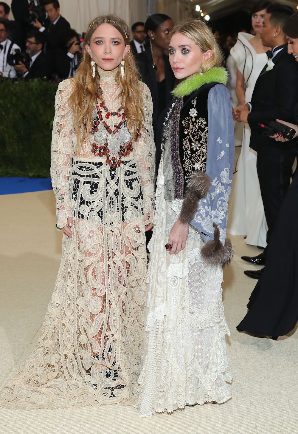 MaryKate and Ashley Olsen look like they're going to a Renaissance