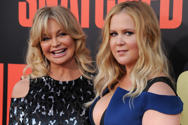 Check Out Goldie Hawn And Amy Schumers Most Fashionable Fake Mother Daughter Moments While 0589