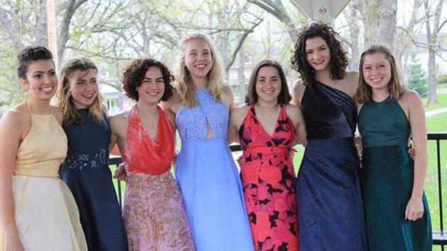 prom-dresses-friends