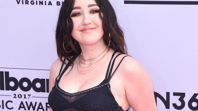 Noah Cyrus wide leg trousers Billboard Music Awards
