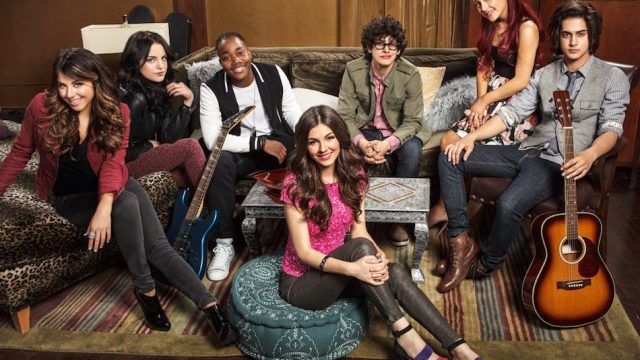 The Victorious cast tweeted their support to Ariana Grande after