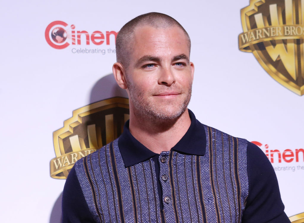 Chris Pine still uses a flip phone for the most relatable reason ever -  HelloGigglesHelloGiggles