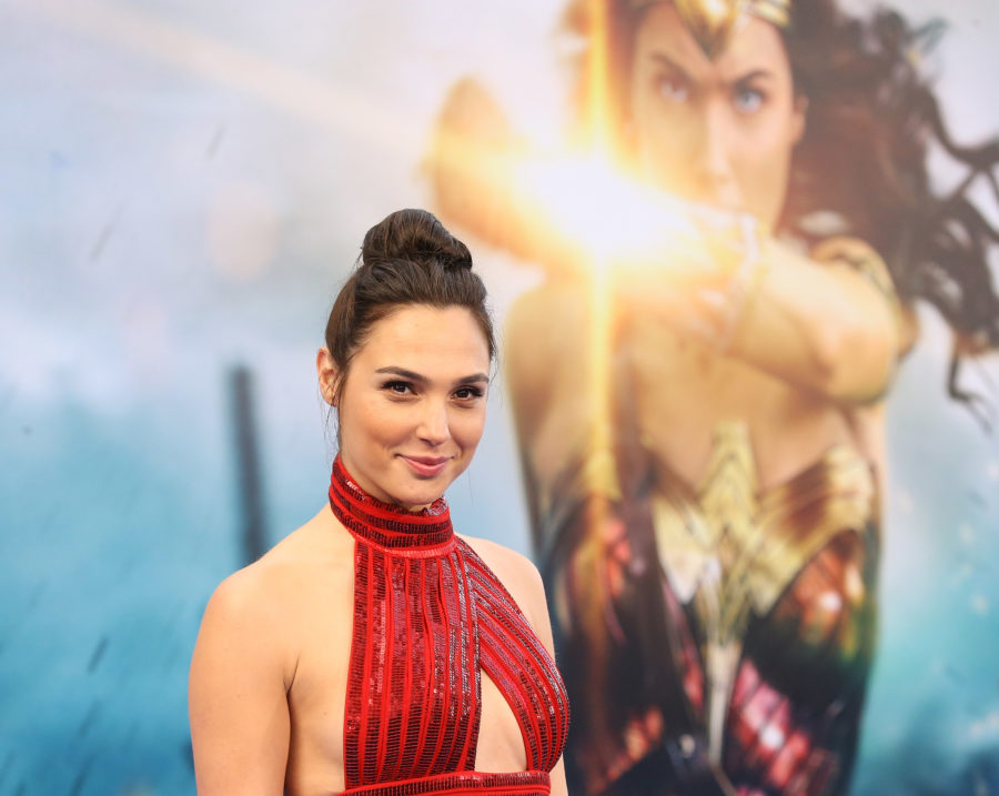 Gal Gadot Just Posed With The OG Wonder Woman, Lynda Carter, At The ...