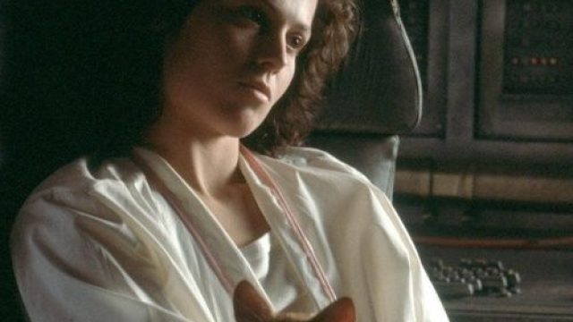 Ellen Ripley and Jonesy the cat snuggle in Aliens