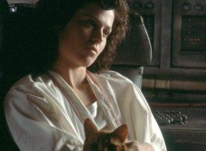 Ellen Ripley and Jonesy the cat snuggle in Aliens