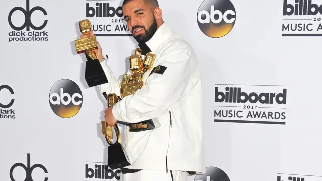 drake poses with billboard awards 2017