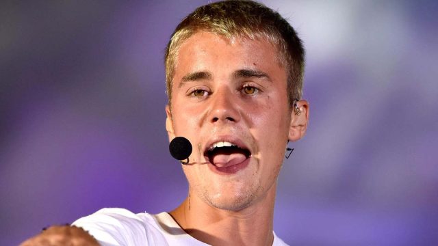 Justin Bieber Forgot Lyrics to Despacito on Stage