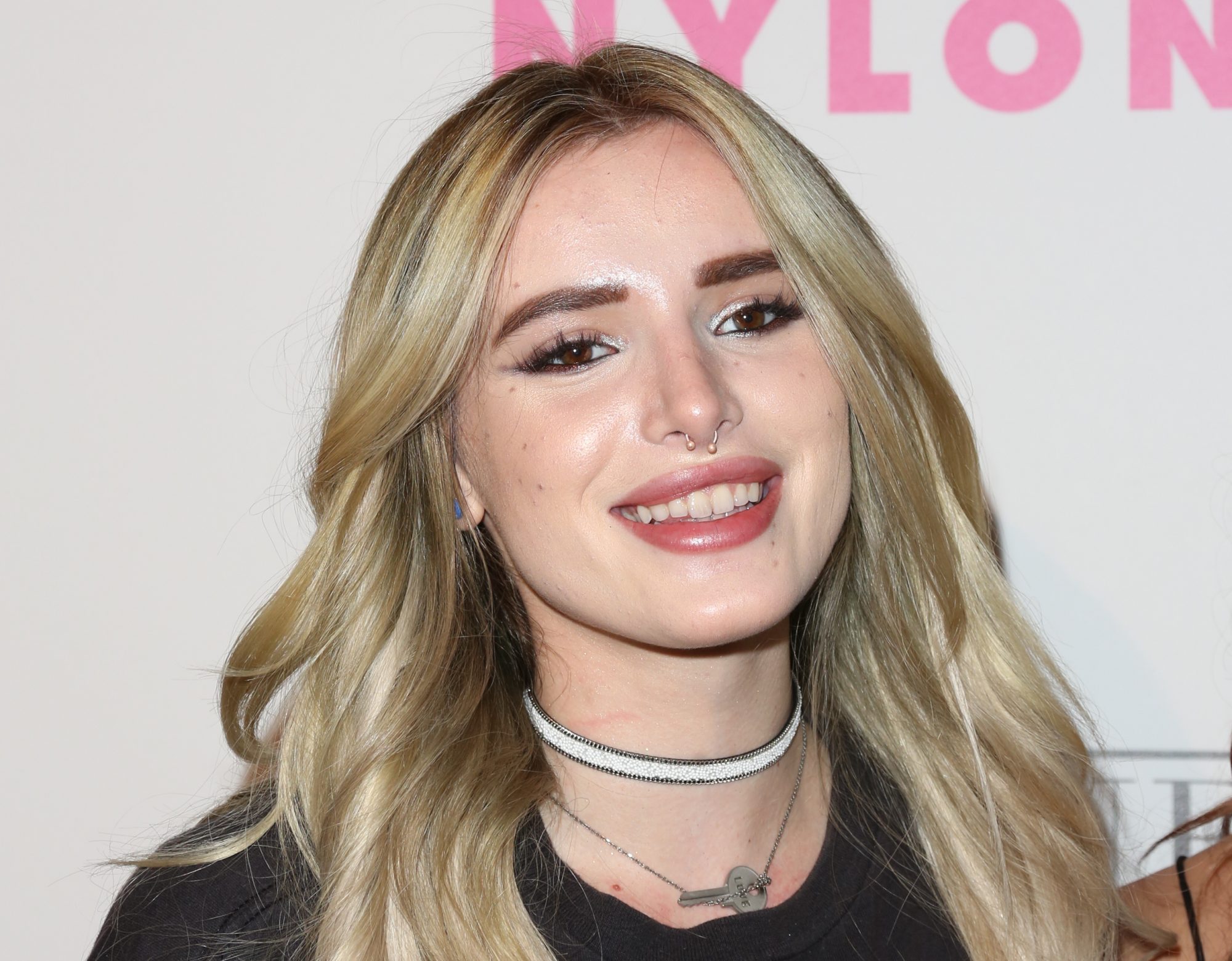 Bella Thorne underwent another hair transformation, one Avril Lavigne would  love - HelloGigglesHelloGiggles