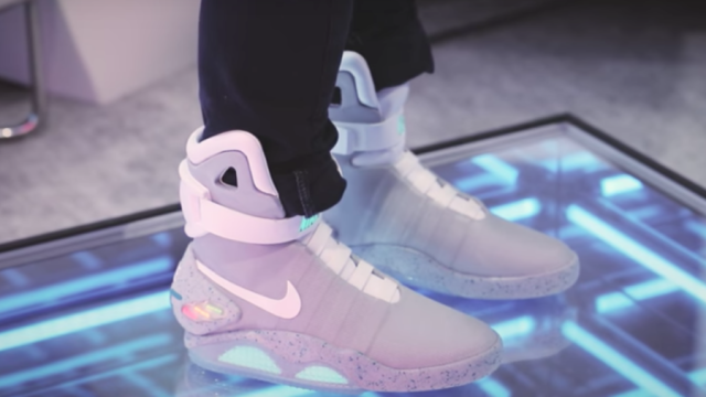 Tomar un baño Innecesario Antagonismo These are the futuristic sneakers that just sold for over $50,000 -  HelloGigglesHelloGiggles