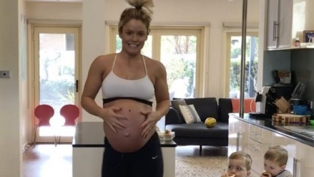 pregnant mom working out