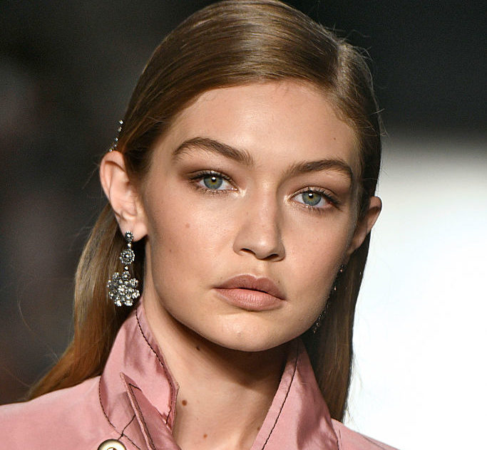 Gigi Hadid’s bright pink ponytail is unicorn-chic ...