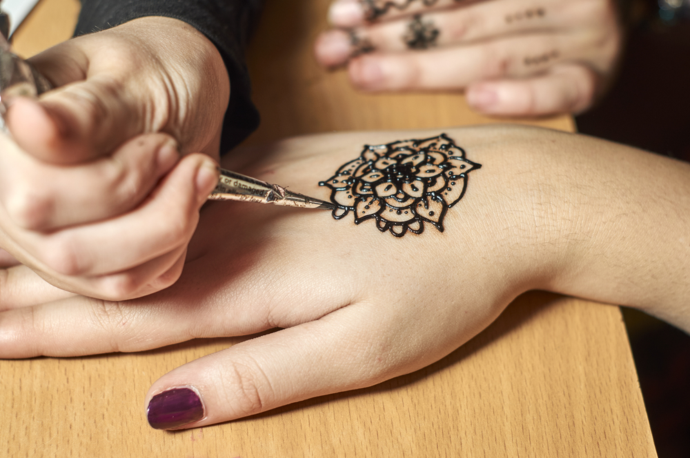 How long does it take to get a henna tattoo on both hands? - Quora