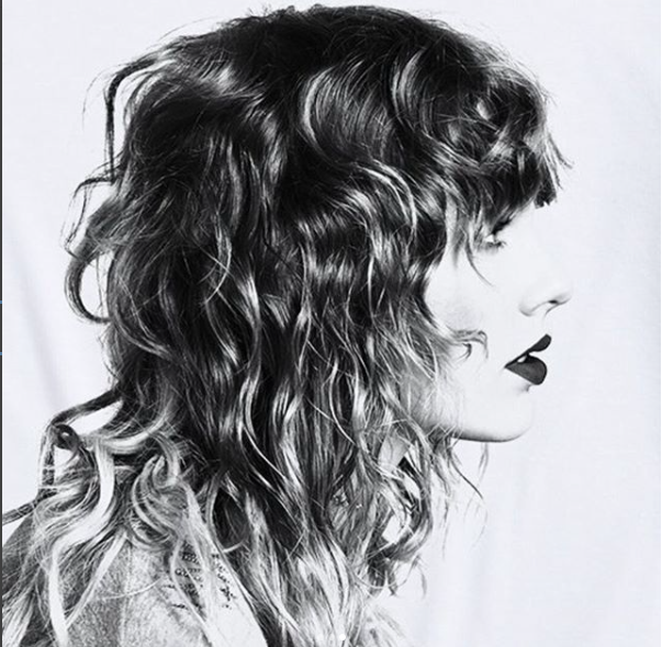 taylor swift curly hair with bangs