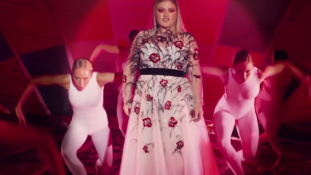 kelly-clarkson-love-so-soft