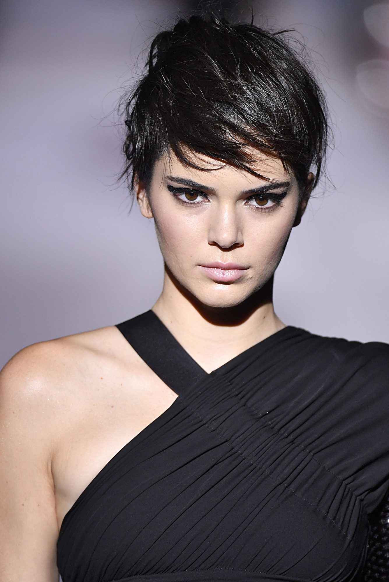 Kendall Jenner debuted a pixie cut, looks exactly like mom Kris ...