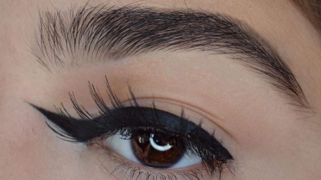 winged eyeliner