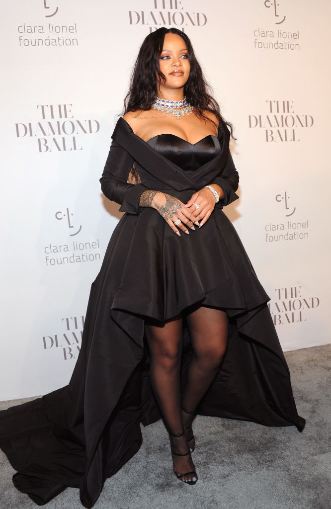 Rihanna's vampire queen goth dress is giving us Halloween costume inspo ...