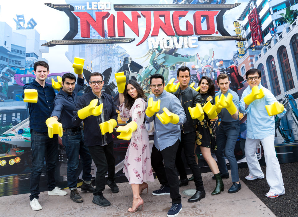 Formular dividendo contacto The cast of "The Lego Ninjago Movie" was humbled to receive their Lego  counterpart — except for Zach Woods, who now feels like a god -  HelloGigglesHelloGiggles