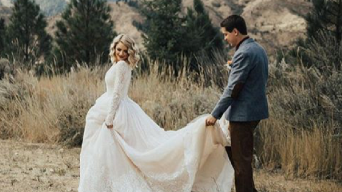 A Bride Revealed To Her Grandma That She S Wearing Her Old Wedding Dress And Be Still Our