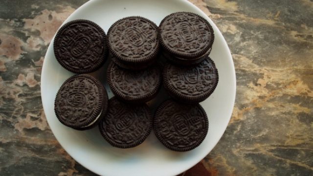 A plate of Oreo cookies