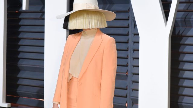 Sia went wigless in this revealing Insta pic - HelloGigglesHelloGiggles