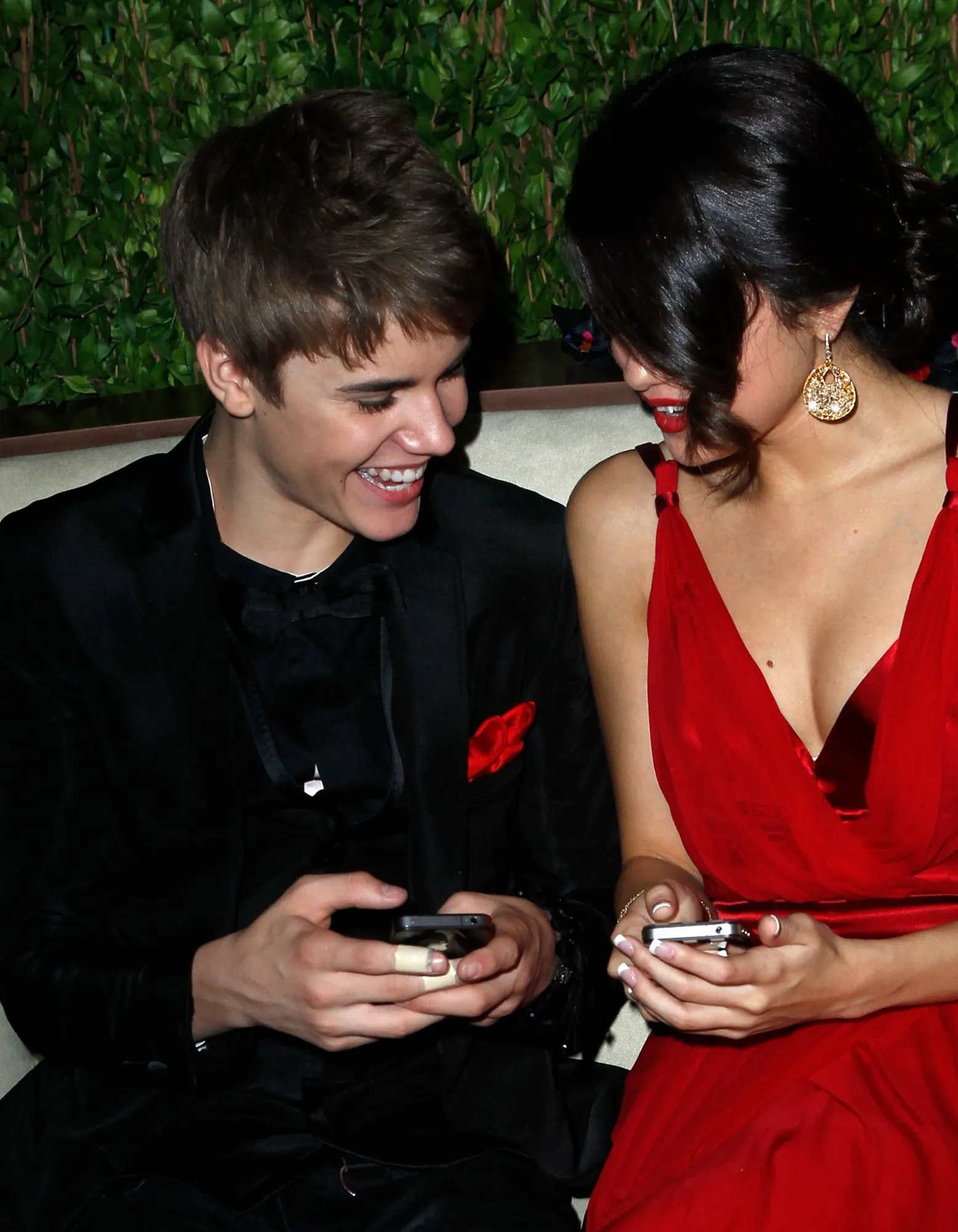 Selena Gomez and Justin Bieber photos showing them in loveHelloGiggles