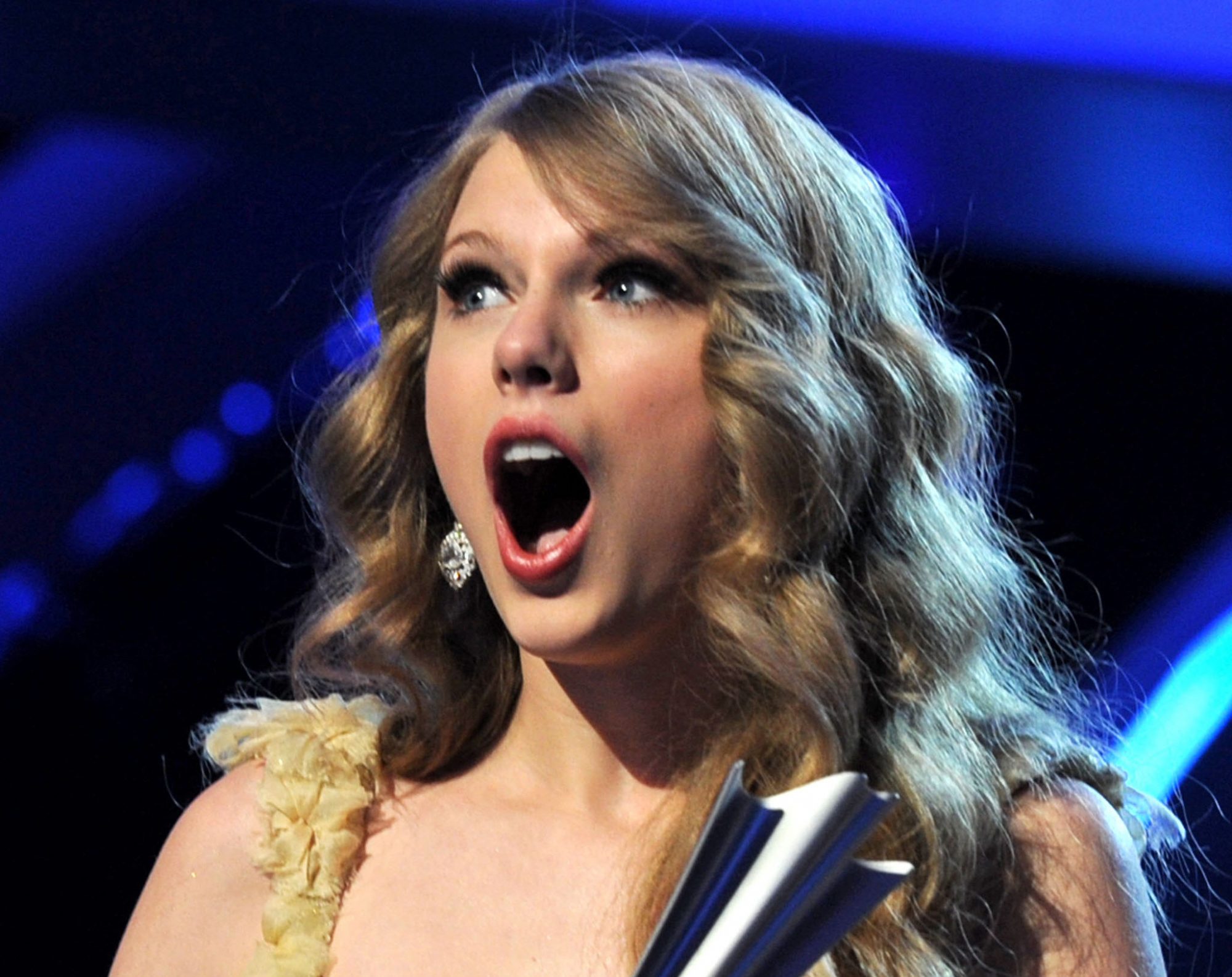 Taylor Swift Has A New Surprised Face During Country Music Awards ...