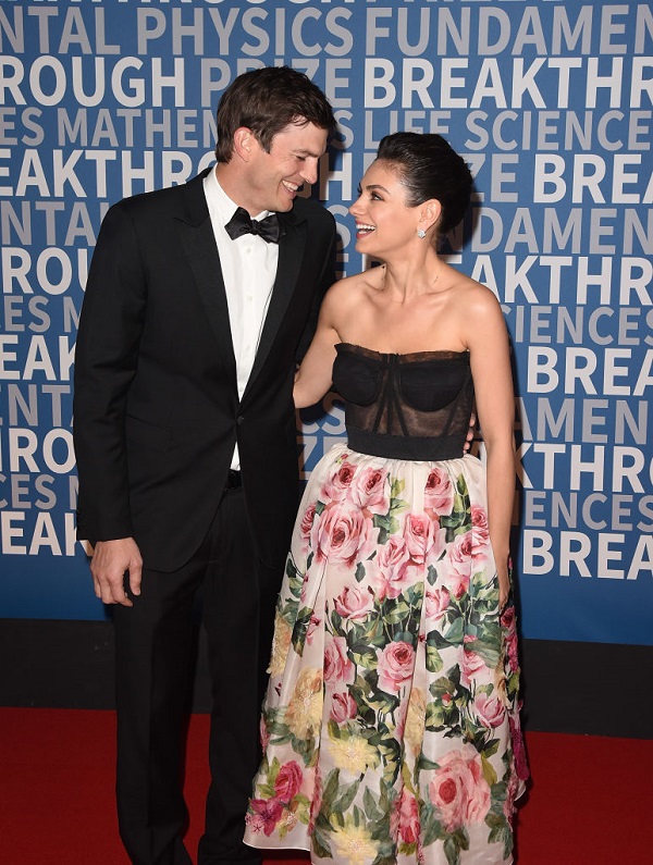 Mila Kunis and Ashton Kutcher walked the red carpet together for the ...