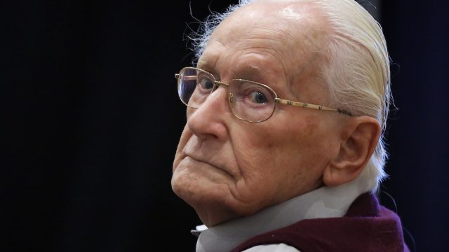 German former SS officer Oskar Groening dubbed the "bookkeeper of Auschwitz" at the courtroom at the 'Ritterakademie' venue in Lueneburg, northern Germany ahead of his 2015 trial.