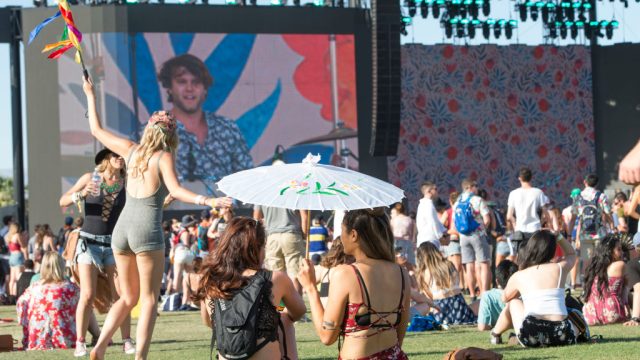 Music fans attend the Coachella Valley Music And Arts Festival on April 15, 2017 in Indio, California. / AFP PHOTO / VALERIE MACON (Photo credit should read VALERIE MACON/AFP/Getty Images)