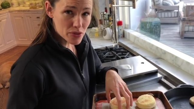 jennifer-garner-bakes-muffins