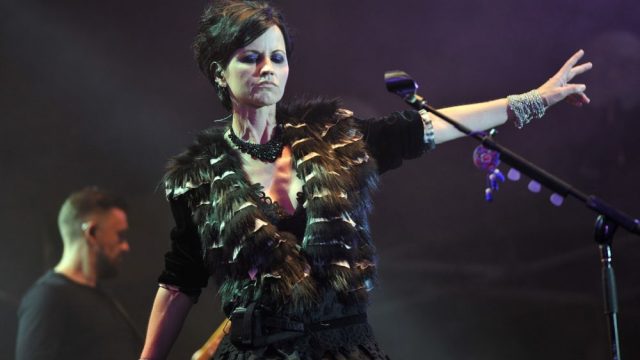 dolores O'Riordan performs with the cranberries