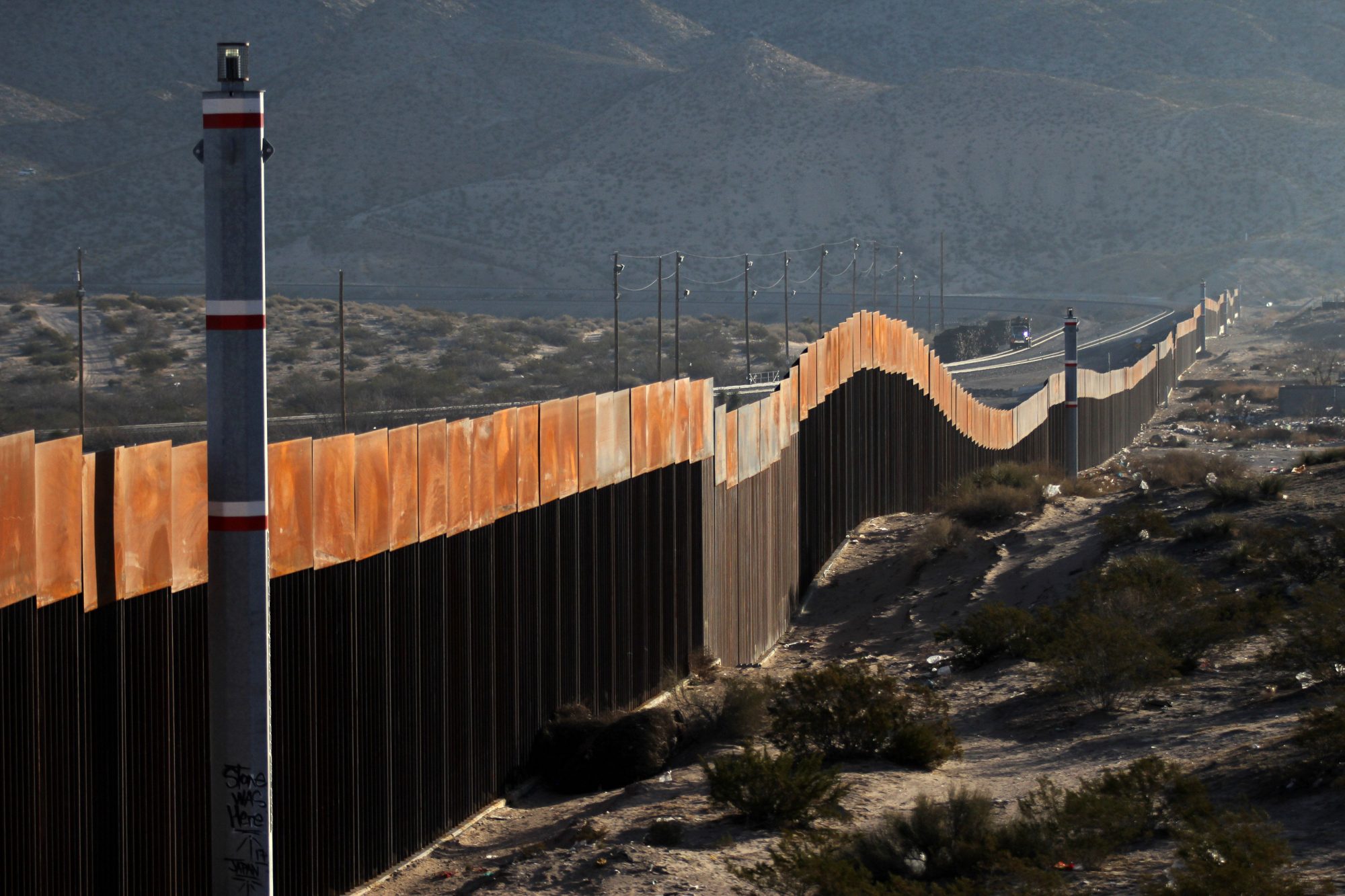 trump-campaign-ad-border-wall.jpg