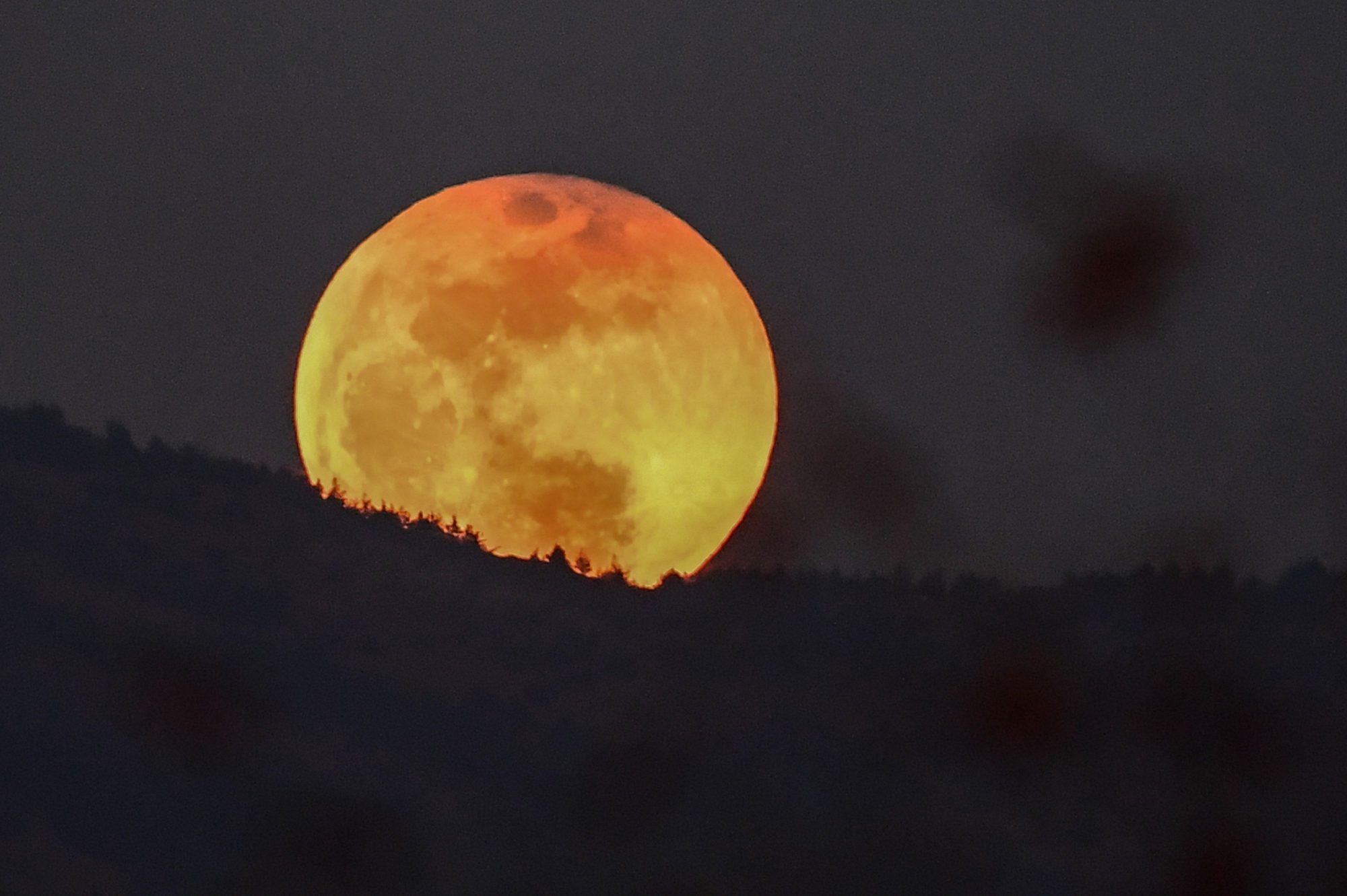 Кровавая Луна 2022. Кровавая Луна явление. Кровавая Луна на горизонте. Кровавая Луна в реальной жизни.