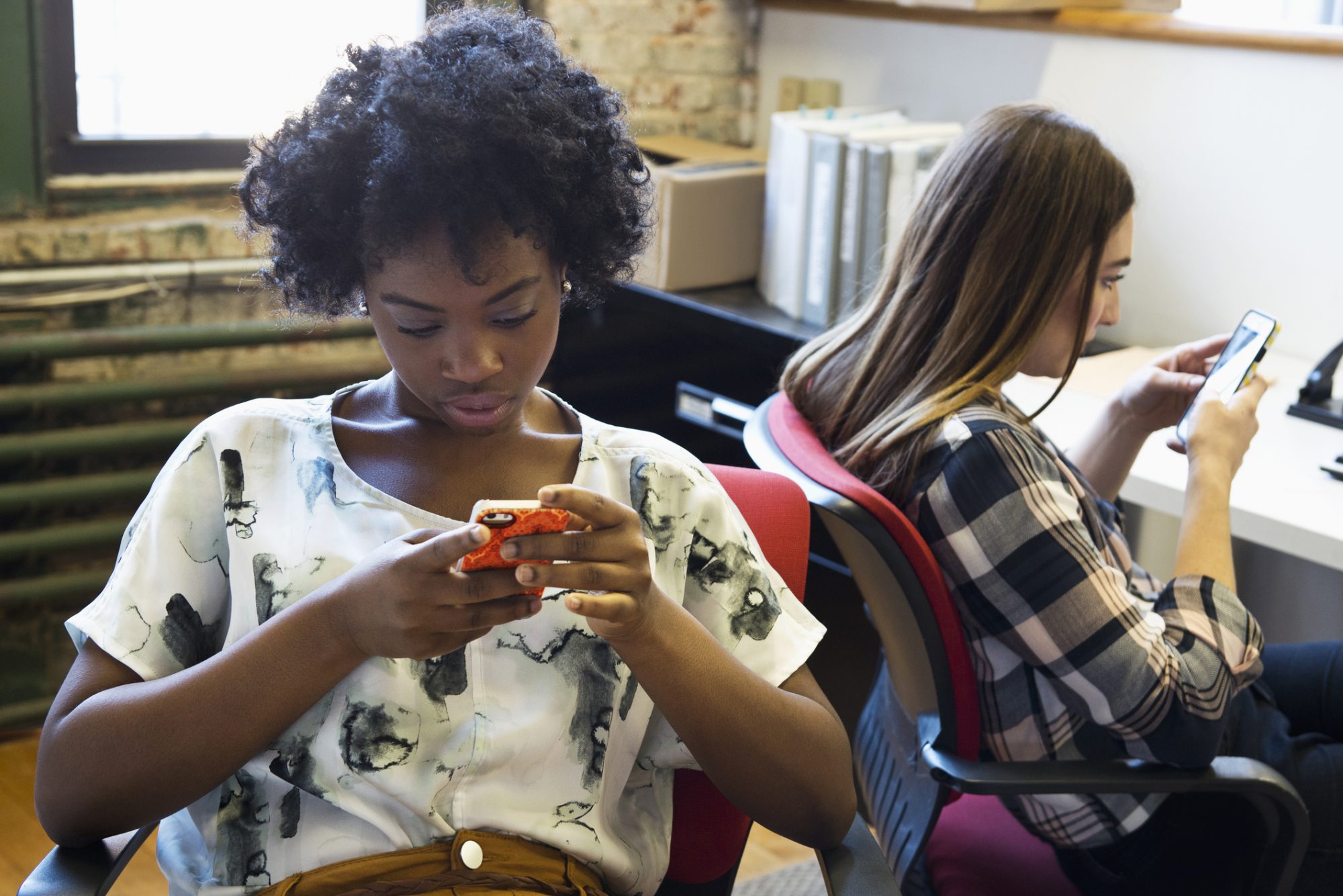 Digital Detox: Students Embrace Flip Phones on Campus, Features