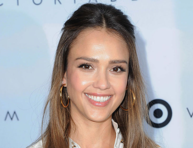 Jessica Alba shared a photo while breastfeeding in a Target fitting ...